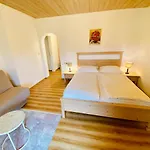 Kunstelj Hiša za goste 3*