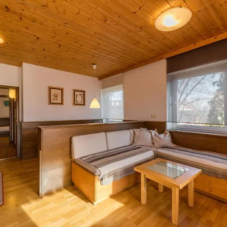 Kunstelj Hiša za goste 3*